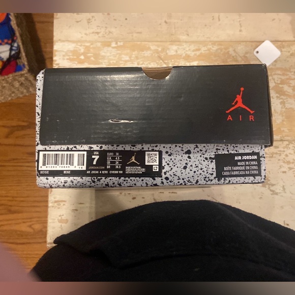 Air Jordan size 5 boys/7 girls - Picture 1 of 3